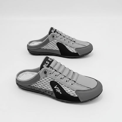 Mules sneakers Doglory gris et noir en similicuir avec empiècements en maille et détails embossés pour le confort.